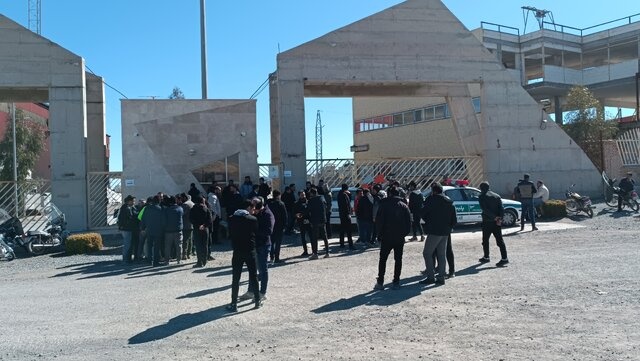 کارگران کارخانه فولاد اردستان دست به اعتراض زدند / 4 ماه حقوق معوق!