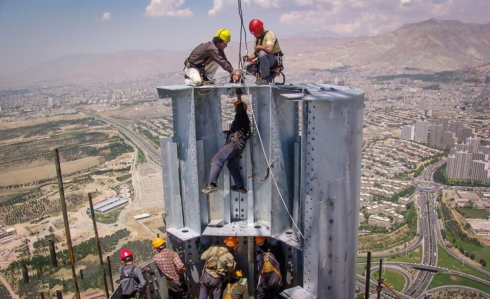 خطر کج شدن برج میلاد برطرف شد!