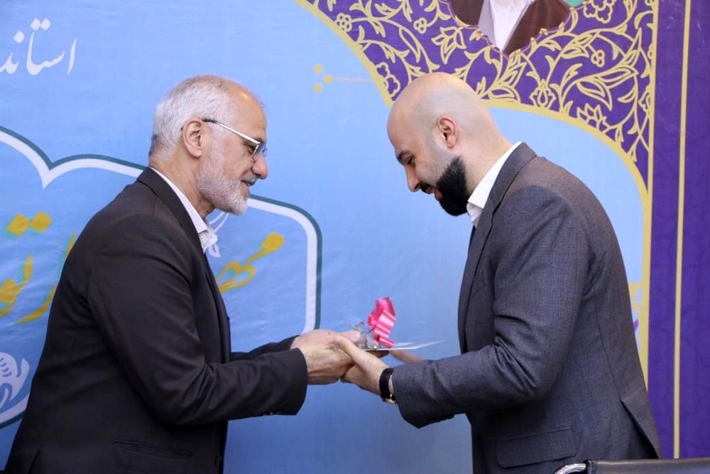 استاندار از مدیر روابط عمومی فولاد خوزستان تقدیر کرد