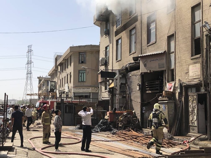 آتش‌سوزی در بازار آهن شادآباد مهار شد