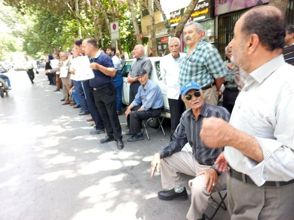 تجمع بازنشستگان فولاد در اصفهان در اعتراض به شرایط بد معیشتی 