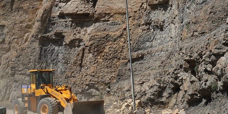 معدن کاران به دلار استخراج می کنند و به ریال می فروشند