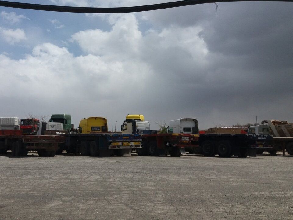 رانندگان شرکتهای زیرمجموعه فولاد زرند خواهان افزایش دستمزد شدند