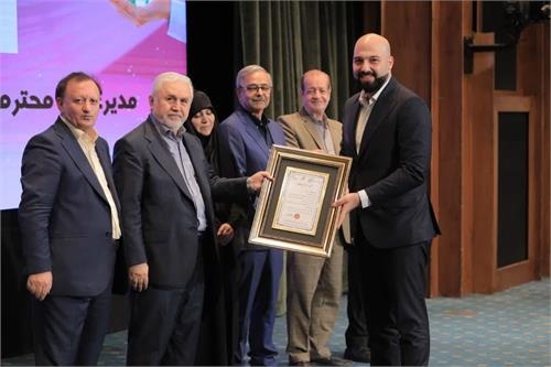 تقدیرنامه انجمن جهانی روابط‌عمومی به مدیر روابط عمومی فولاد خوزستان اهدا شد