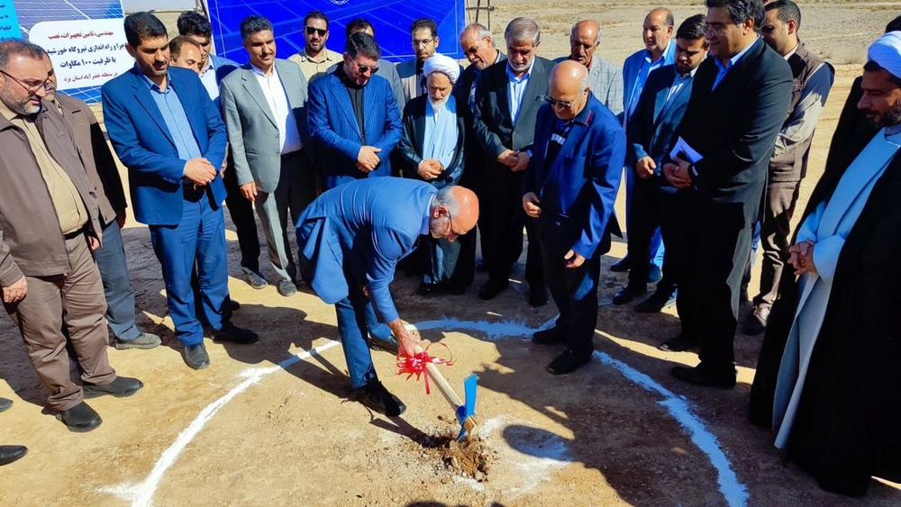 آیین کلنگ زنی نیروگاه خورشیدی ۱۰۰ مگاواتی چادرملو برگزار شد