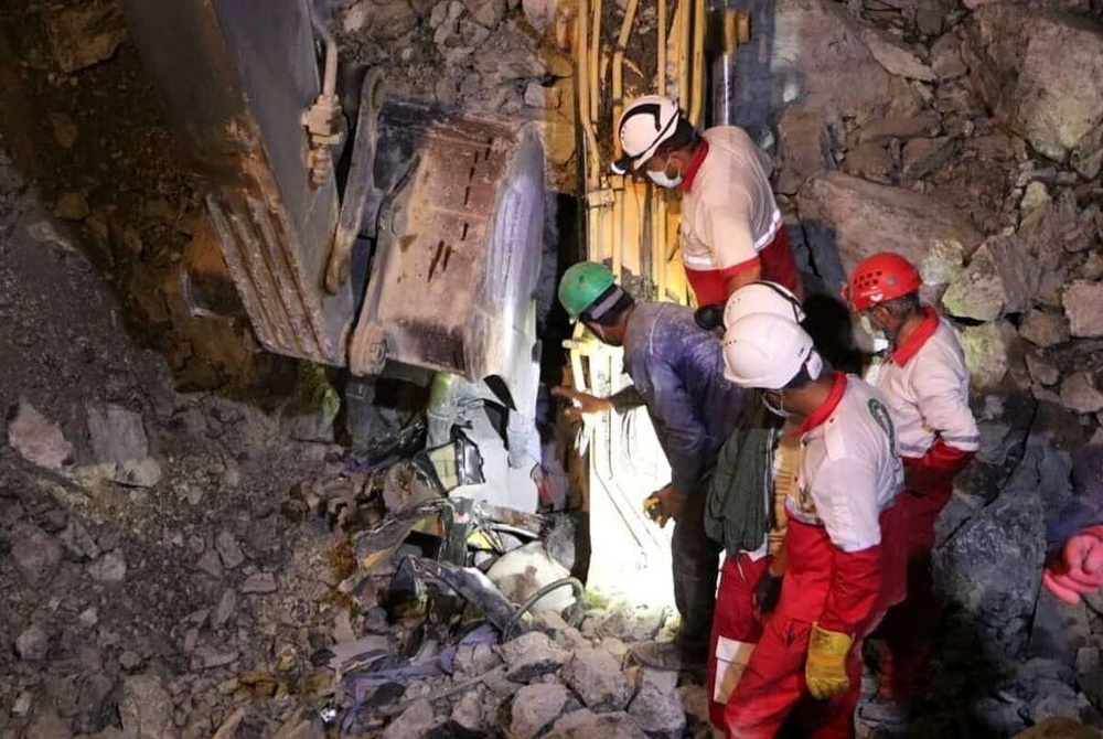 کارگران طزره در انتظار ریزش مجدد معدن / آوار بیکاری آنان را تهدید می‌کند