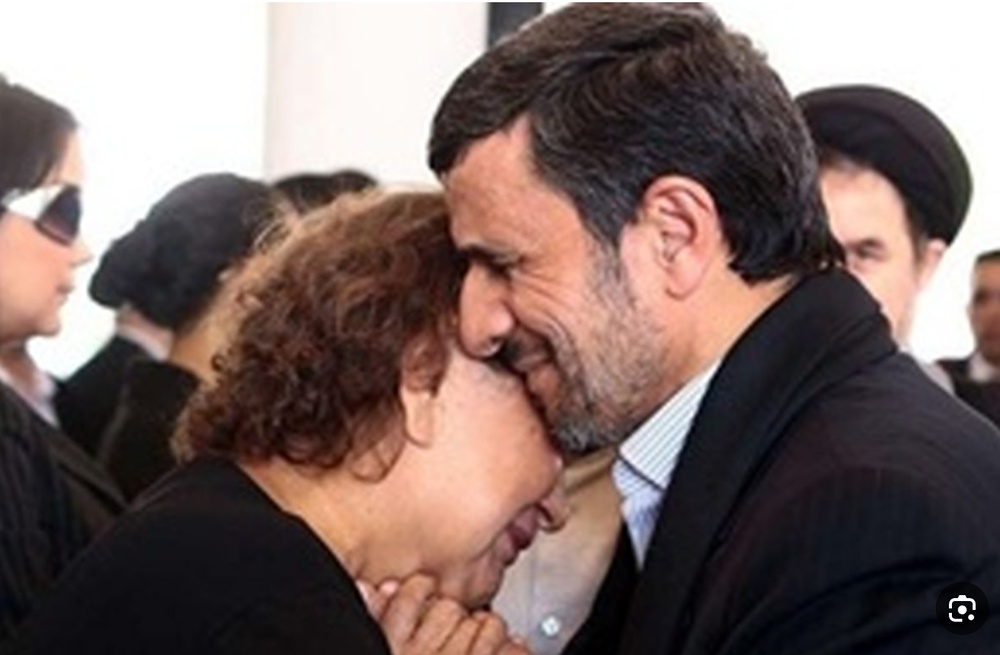 چرا بغل کردن مادر رئیس‌جمهور ونزوئلا برای احمدی نژاد محرومیت نداشت، برای حسینی داشت؟!