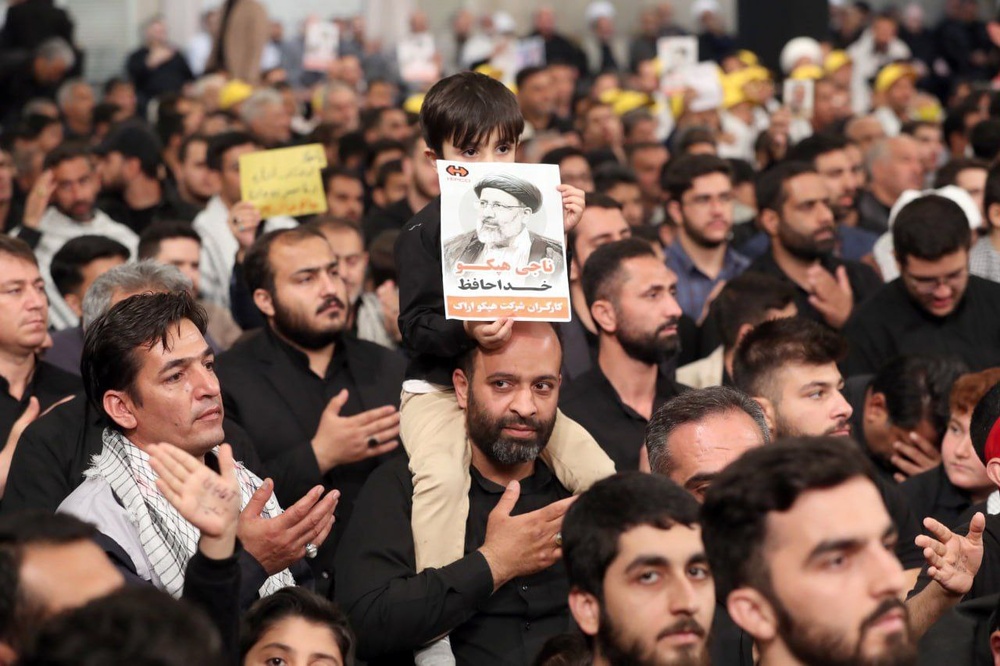 تصویر همراه کارگر شرکت هپکو در مراسم بزرگداشت شهید رئیسی + عکس