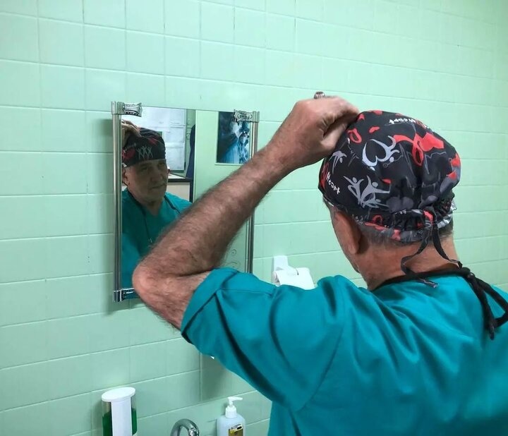 تصاویری از پزشکیان در اتاق عمل با لباس جراحی