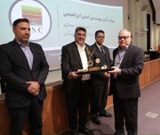 لوح زرین سمپوزیوم ملی مدیران موفق به مدیرعامل فولاد خوزستان اعطا شد