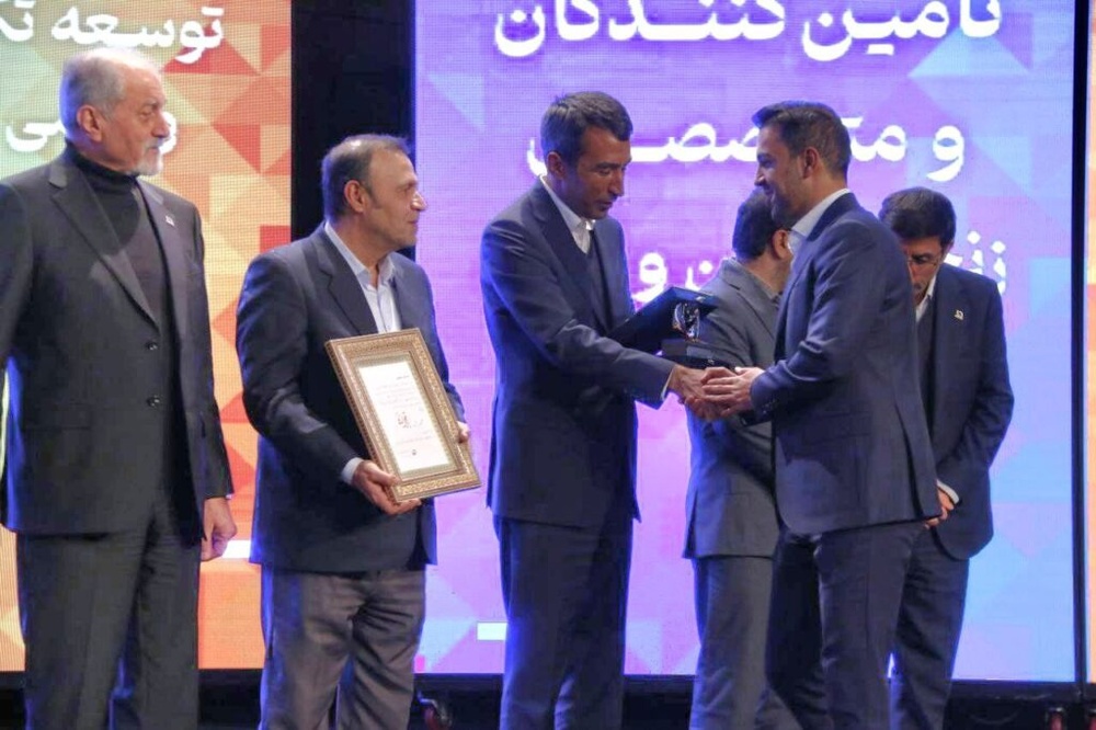 شرکت توسعه آهن و فولاد گلگهر تندیس جایزه ملی فولاد ایران را دریافت کرد